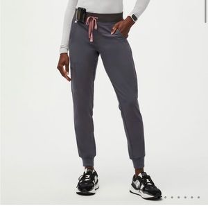 Figs XS charcoal Catarina scrub top and Zamora high-waist jogger scrub bottom